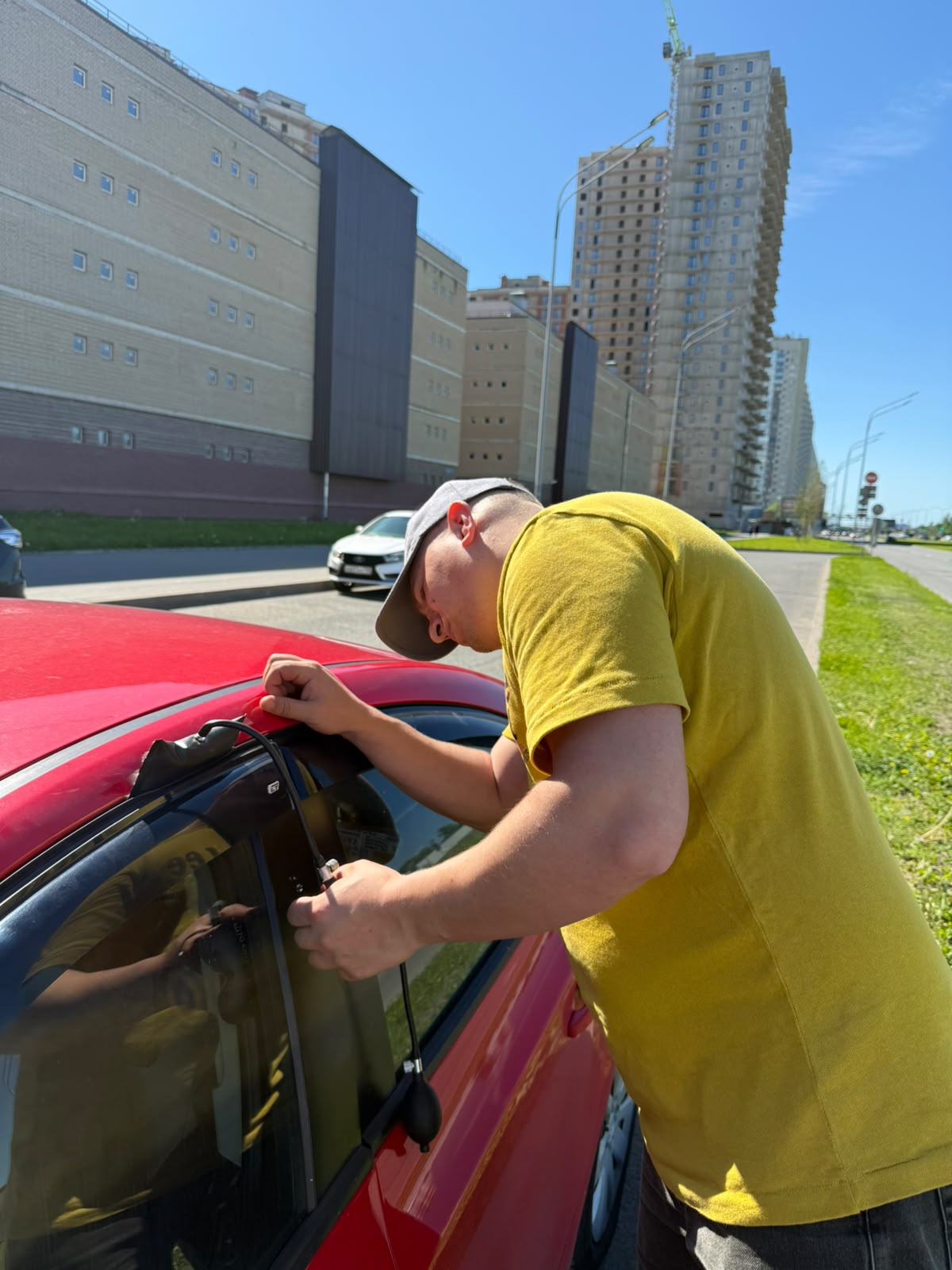 Аварийное вскрытие автомобиля мастером в Красном Бору